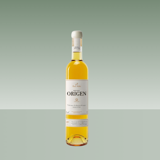 Botella de vino dulce Moscatell Origen de Óscar Mestre sobre fondo verde claro degradado, enfocada y centrada.