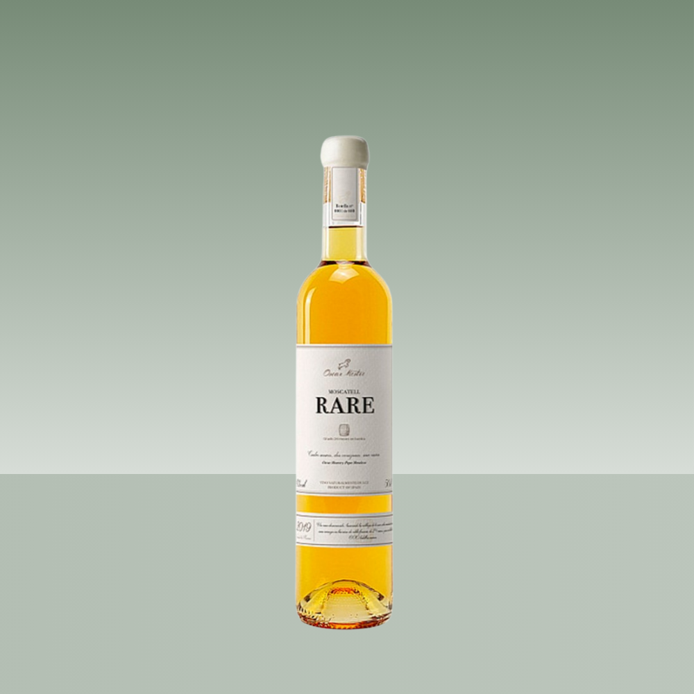 Botella de vino dulce Moscatell Rare de Óscar Mestre sobre fondo verde degradado, iluminada y centrada.