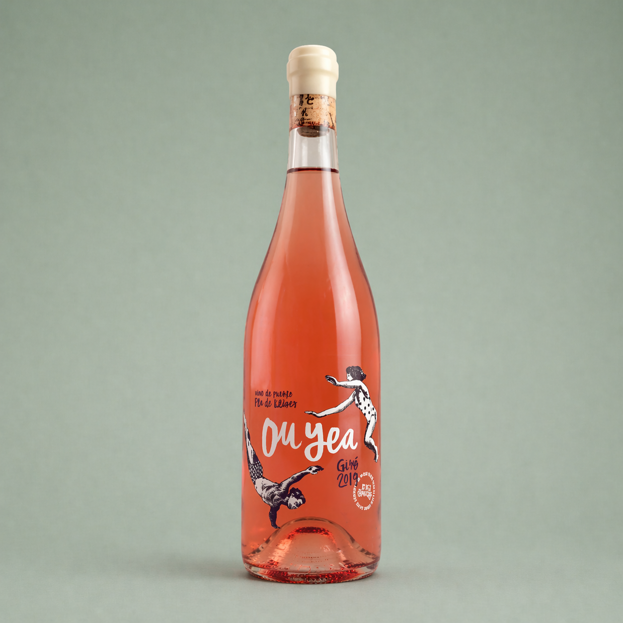 Botella de Ou yea Giró 2019, vino rosado con etiqueta ilustrada de figuras en movimiento sobre fondo rosado.