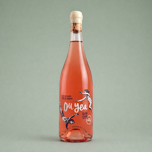 Botella de Ou yea Giró 2019, vino rosado con etiqueta ilustrada de figuras en movimiento sobre fondo rosado.