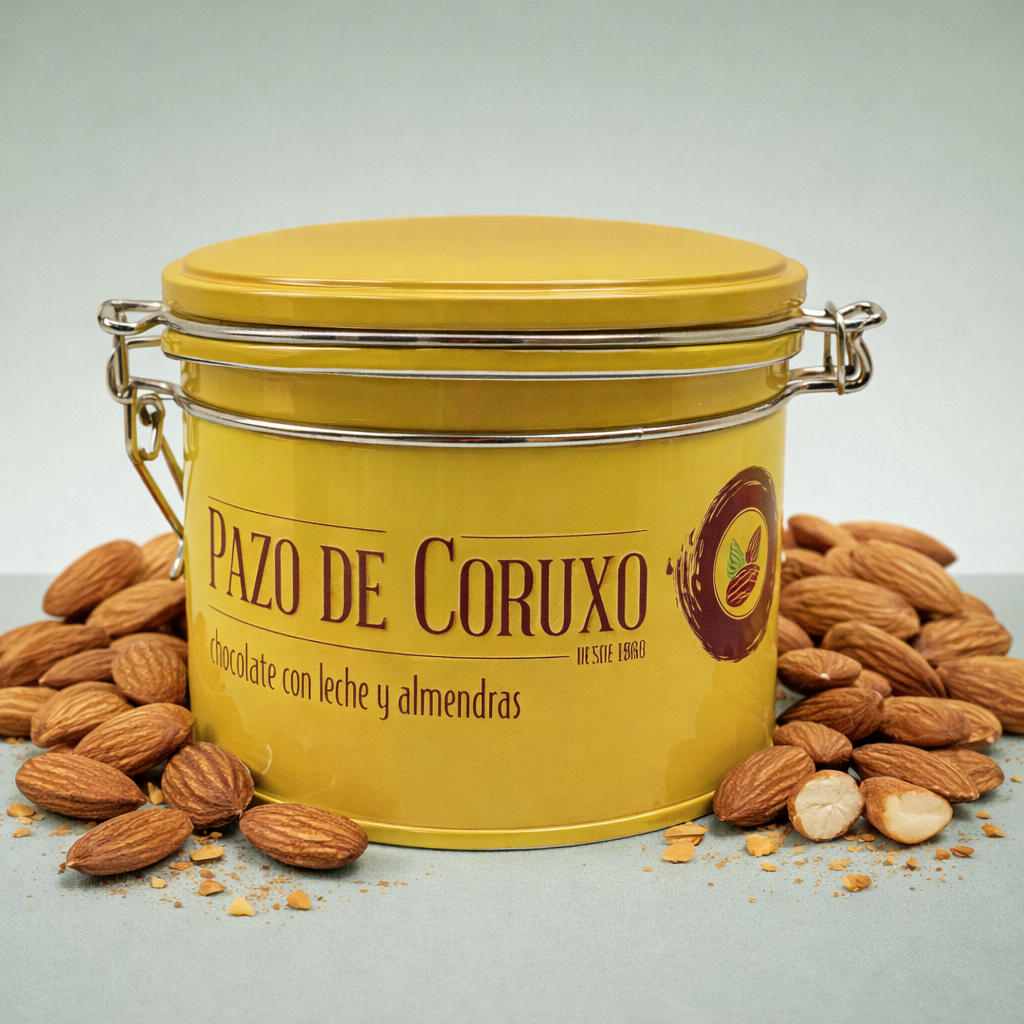 Lata Pazo de Coruxo chocolate con leche y almendras con almendras enteras alrededor.
