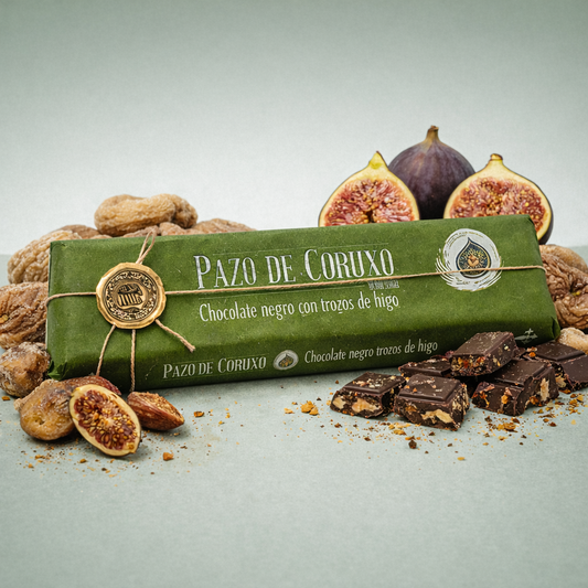 Tableta Pazo de Coruxo chocolate negro con higos y frutos secos con trozos alrededor.