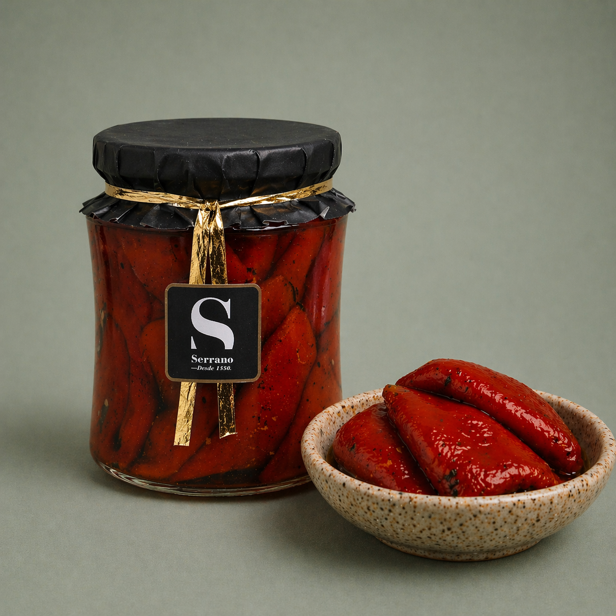 Tarro de pimientos del piquillo Serrano confitados con pimientos en un cuenco.