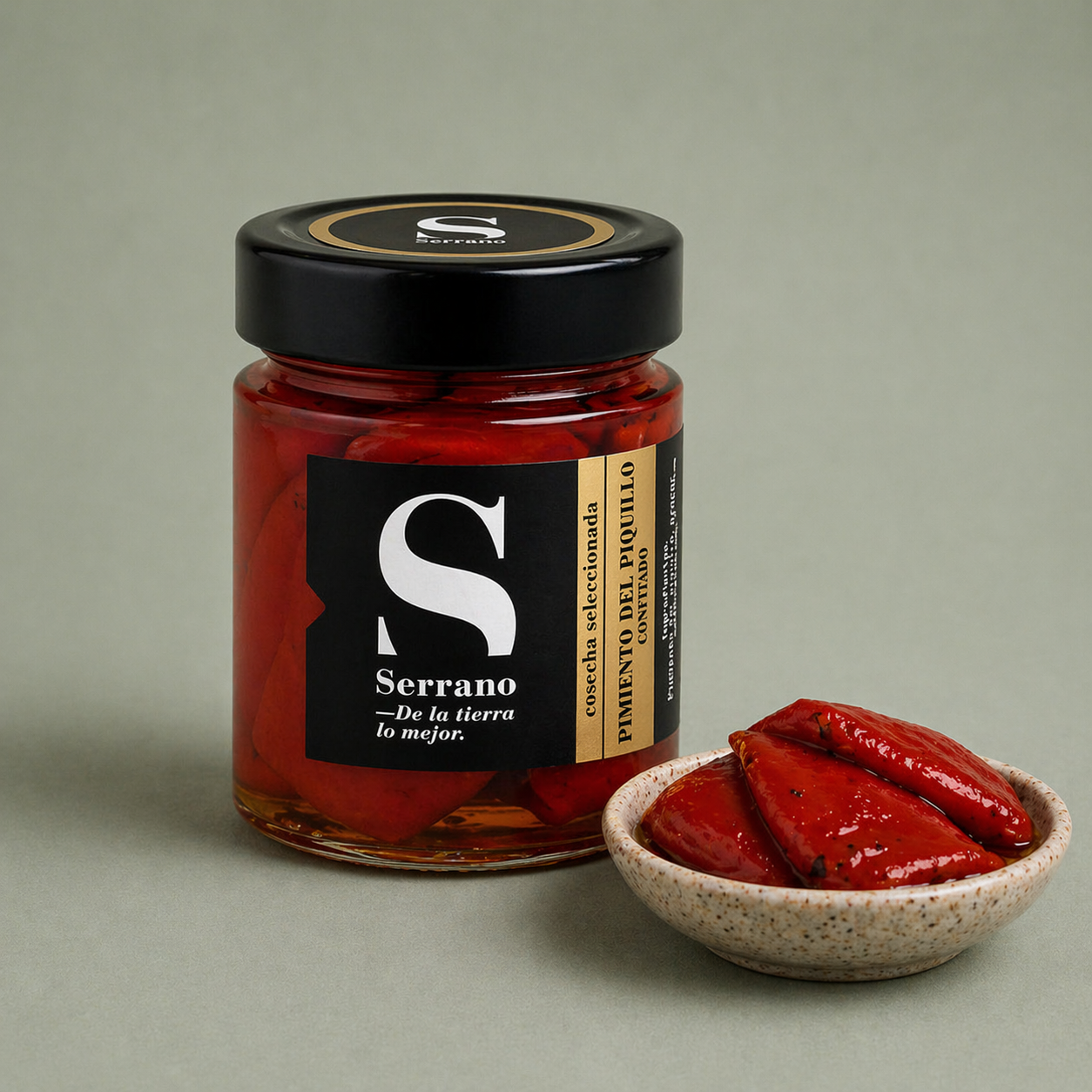 Tarro de pimientos del piquillo Serrano confitados con pimientos en un cuenco.