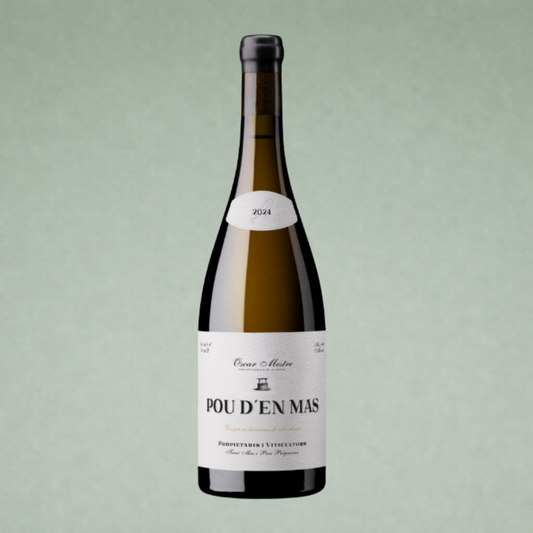 Botella de vino blanco Pou d’en Mas 2024 con etiqueta minimalista sobre fondo neutro.
