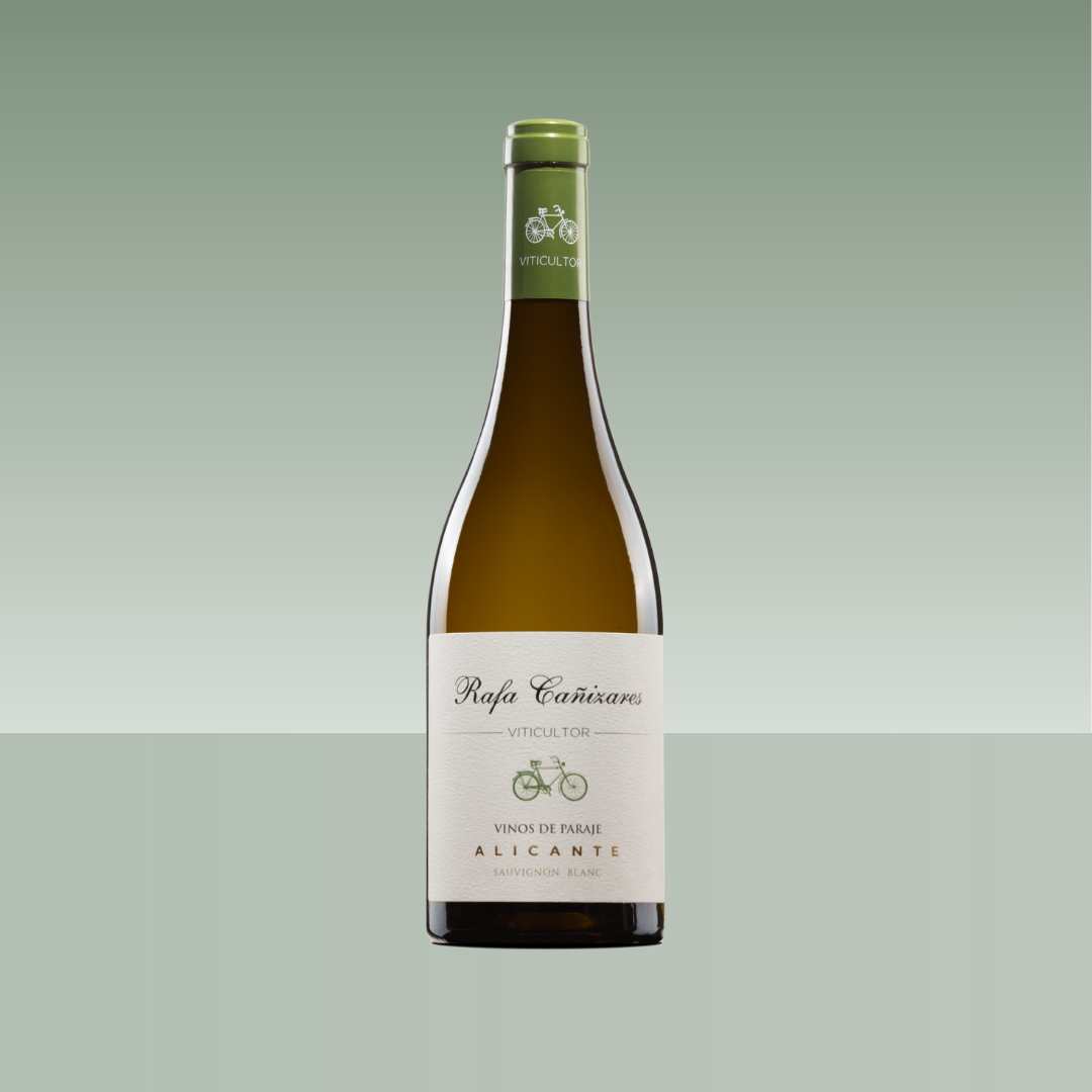 Botella de vino blanco Rafa Cañizares Sauvignon Blanc, Vinos de Paraje de Alicante, con cápsula verde y etiqueta minimalista.