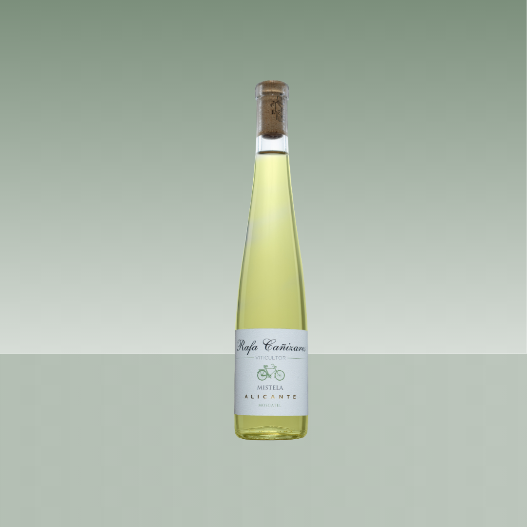 Botella de mistela Rafa Cañizares Moscatel, formato esbelto de 375 ml, con etiqueta blanca y bicicleta verde, fondo degradado verde suave.