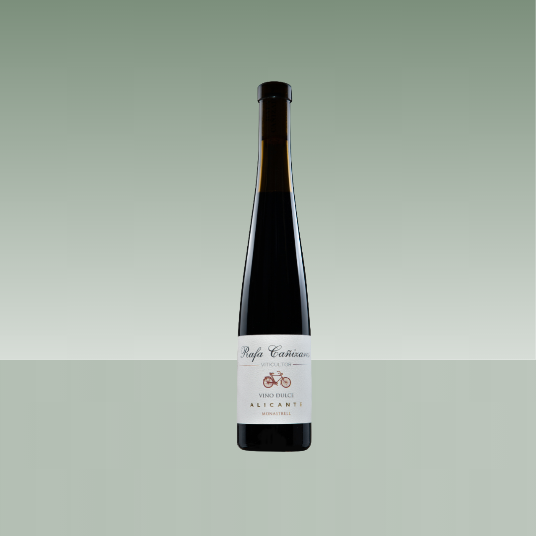 Botella de vino dulce Rafa Cañizares Monastrell, formato alargado de 375 ml, con etiqueta blanca y bicicleta roja, sobre fondo verde degradado.