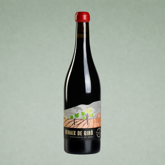 Botella de vino tinto Renaix de Giró con etiqueta ilustrada de viñedo sobre fondo neutro.