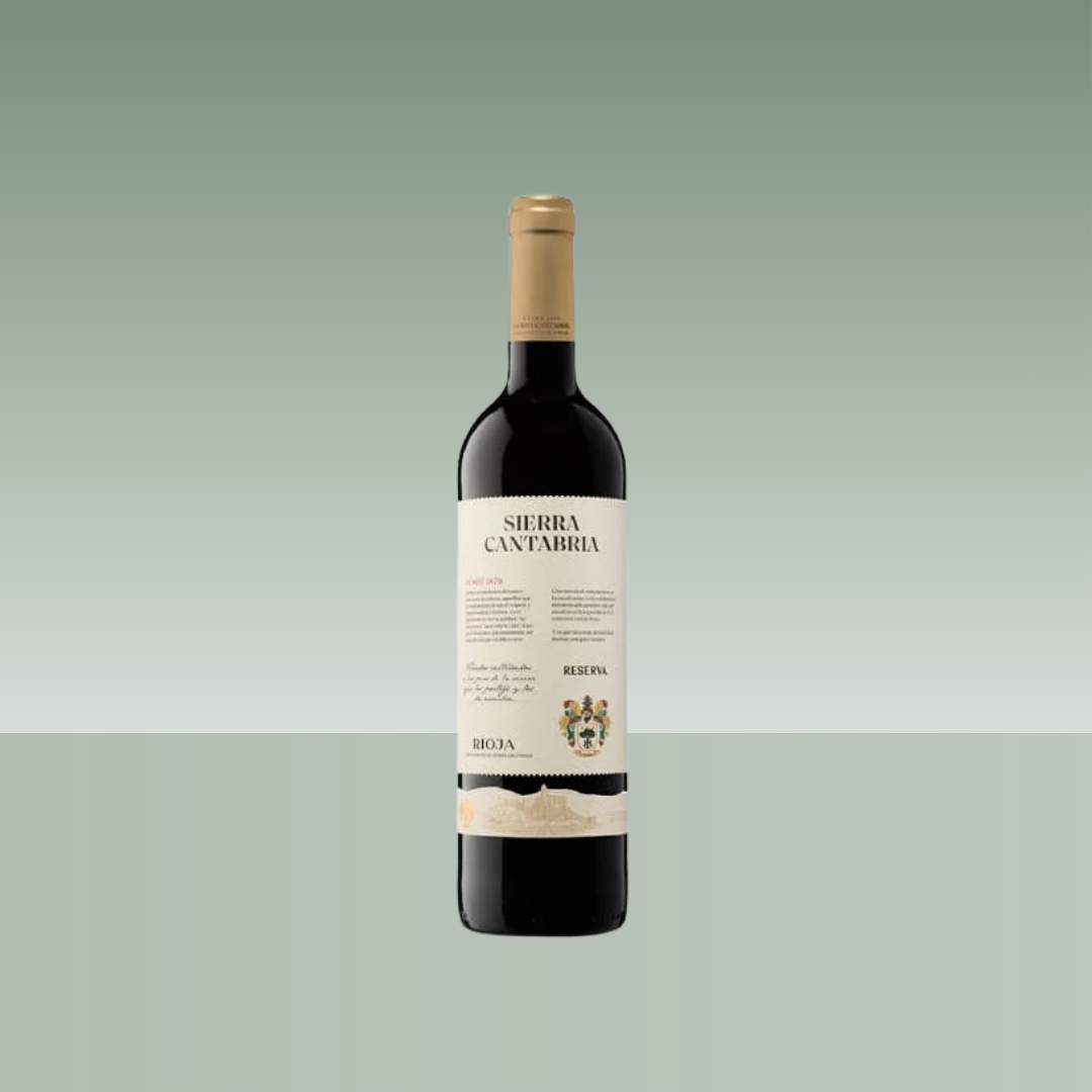 Botella de vino tinto Sierra Cantabria Reserva Rioja con etiqueta blanca y cápsula dorada sobre fondo verde claro.