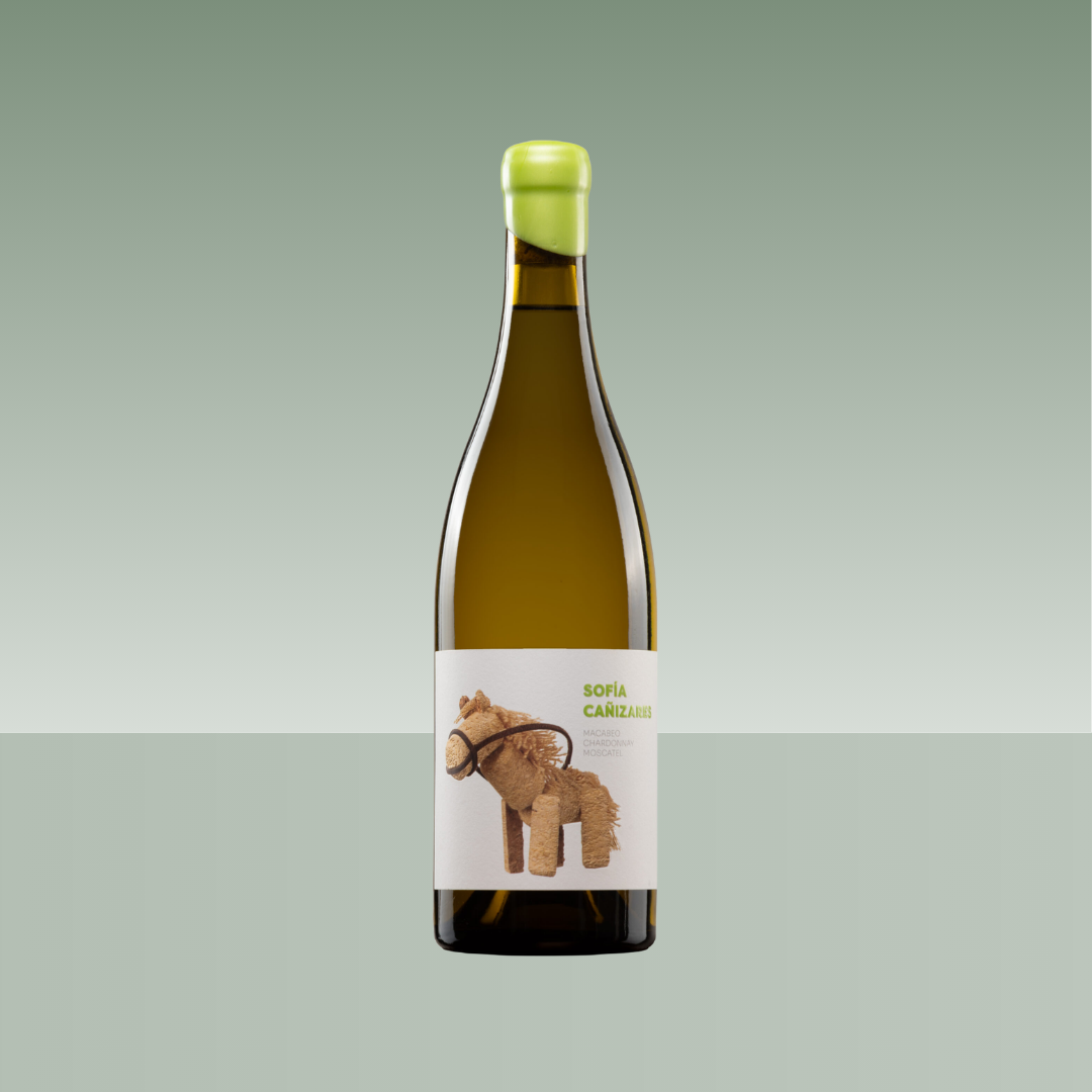 Botella de vino blanco Sofía Cañizares con etiqueta que muestra un caballito de esparto y tipografía en verde, sobre fondo verde degradado.