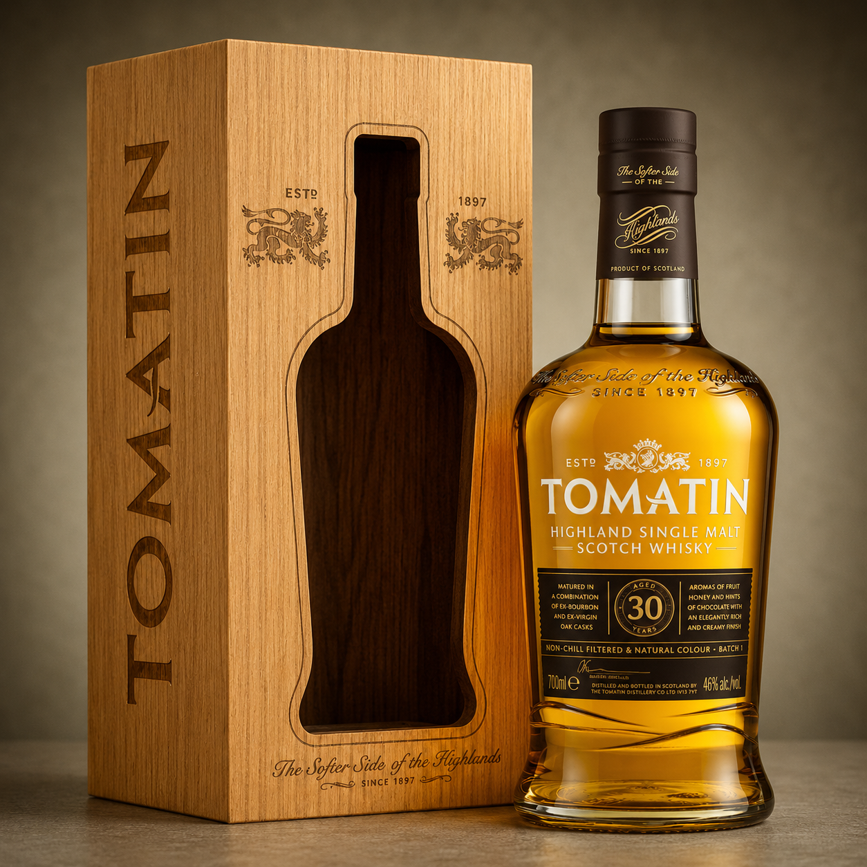 Botella y estuche de madera de whisky Tomatin 30 Years Highland Single Malt Scotch Whisky.