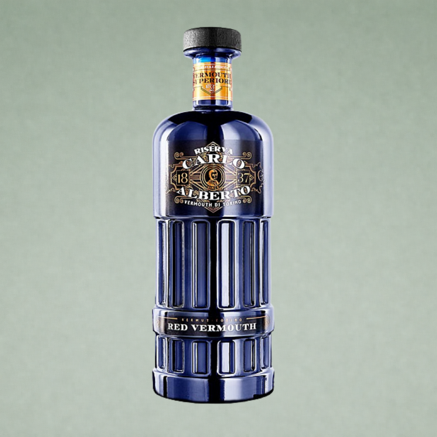 Botella de vermouth rojo Alberto Reserva Red Vermouth de Torino en vidrio azul.
