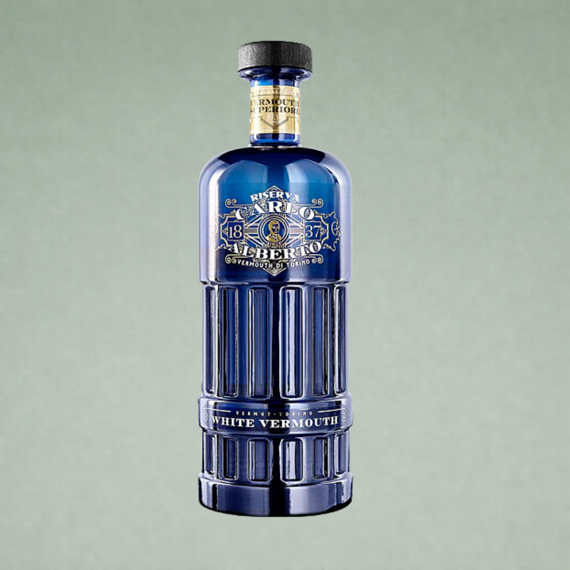 Botella de vermouth blanco Alberto Reserva White Vermouth de Torino en vidrio azul.