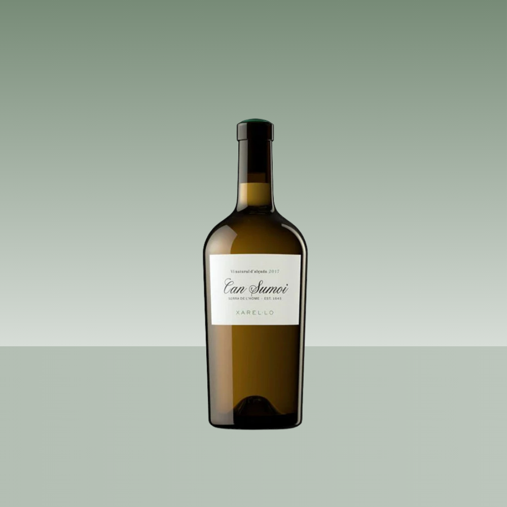 Botella de vino blanco Can Sumoi Xarel·lo, con etiqueta blanca y cápsula oscura, sobre fondo neutro.