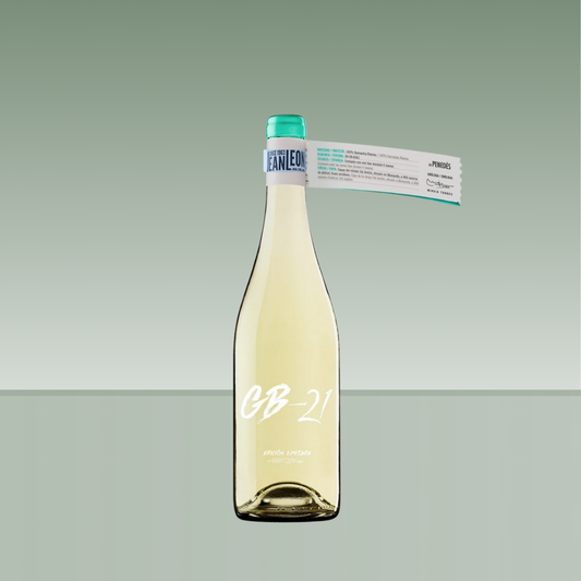 Botella de vino blanco Jean Leon GB-21 con cápsula verde menta, etiqueta minimalista en blanco y collarín informativo colgado del cuello.