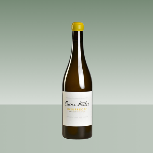 Botella de vino blanco Óscar Mestre Insurrecte, con cápsula amarilla y etiqueta clara con tipografía elegante, sobre fondo neutro.
