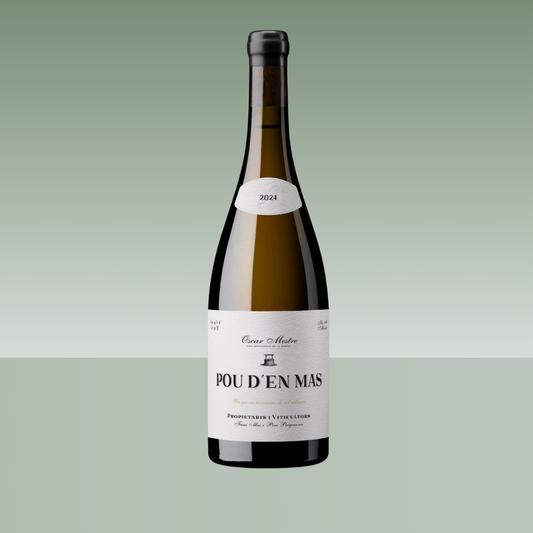 Botella de vino blanco Pou d’en Mas 2024 de Óscar Mestre, con etiqueta blanca, cápsula negra y diseño elegante sobre fondo neutro.