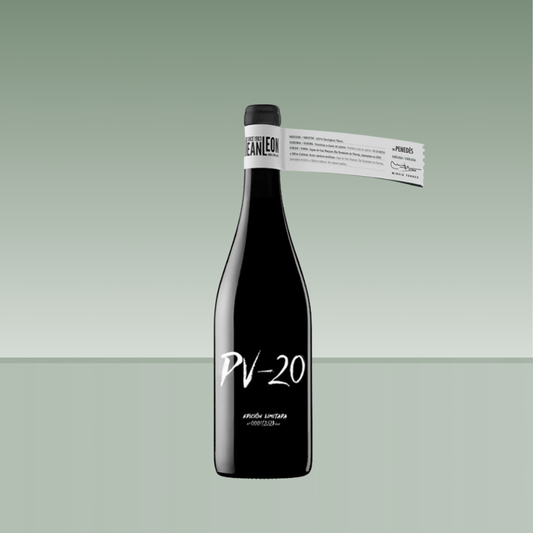 Botella de vino tinto Jean Leon PV-20 con etiqueta negra minimalista y collarín informativo atado al cuello.