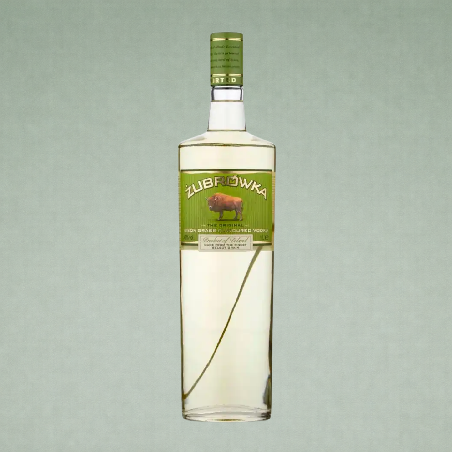 Vodka Żubrówka con hierba de bisonte en botella transparente