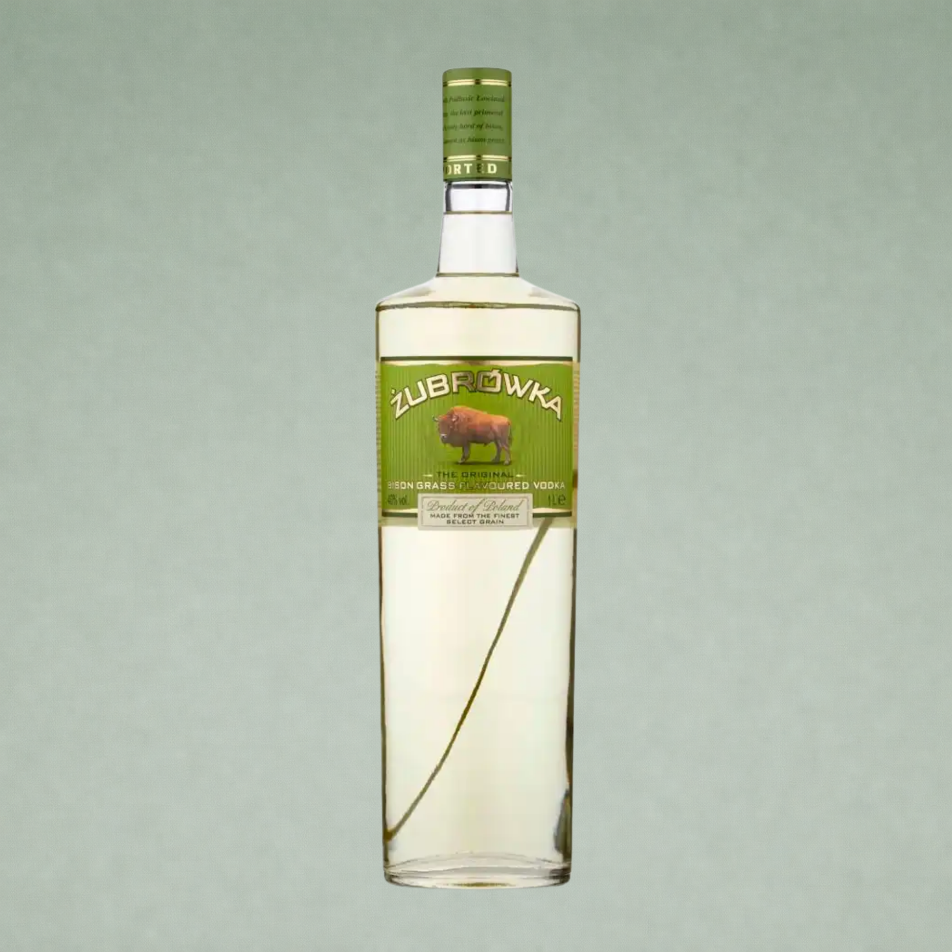 Vodka Żubrówka con hierba de bisonte en botella transparente