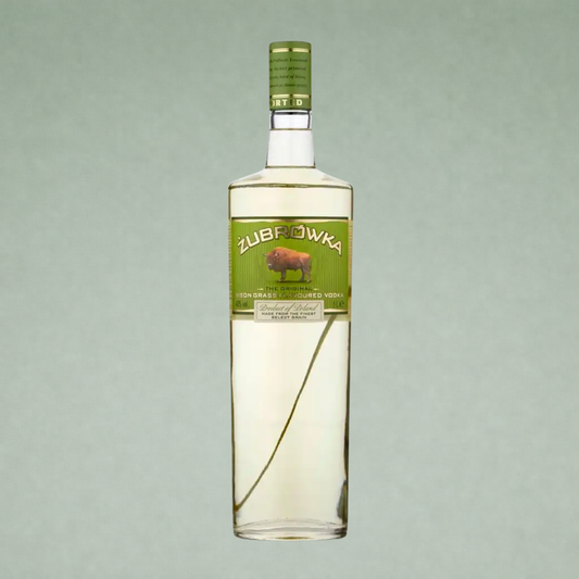 Vodka Żubrówka con hierba de bisonte en botella transparente